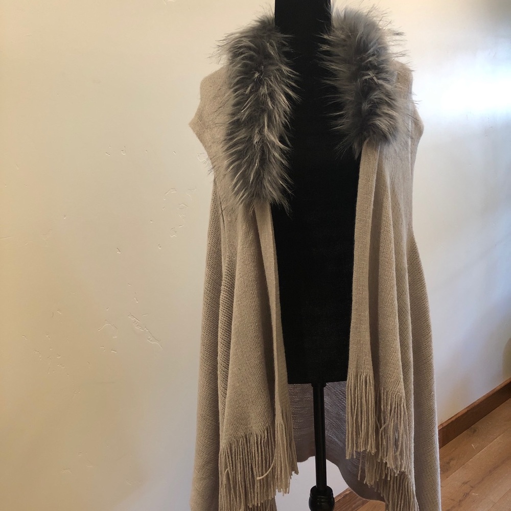 Northern Angel Sweater Vest Faux Fur Collar